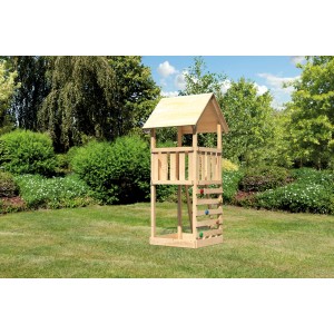 Karibu Spielturm Lotti mit Kletterwand Eco aus Holz im Garten.