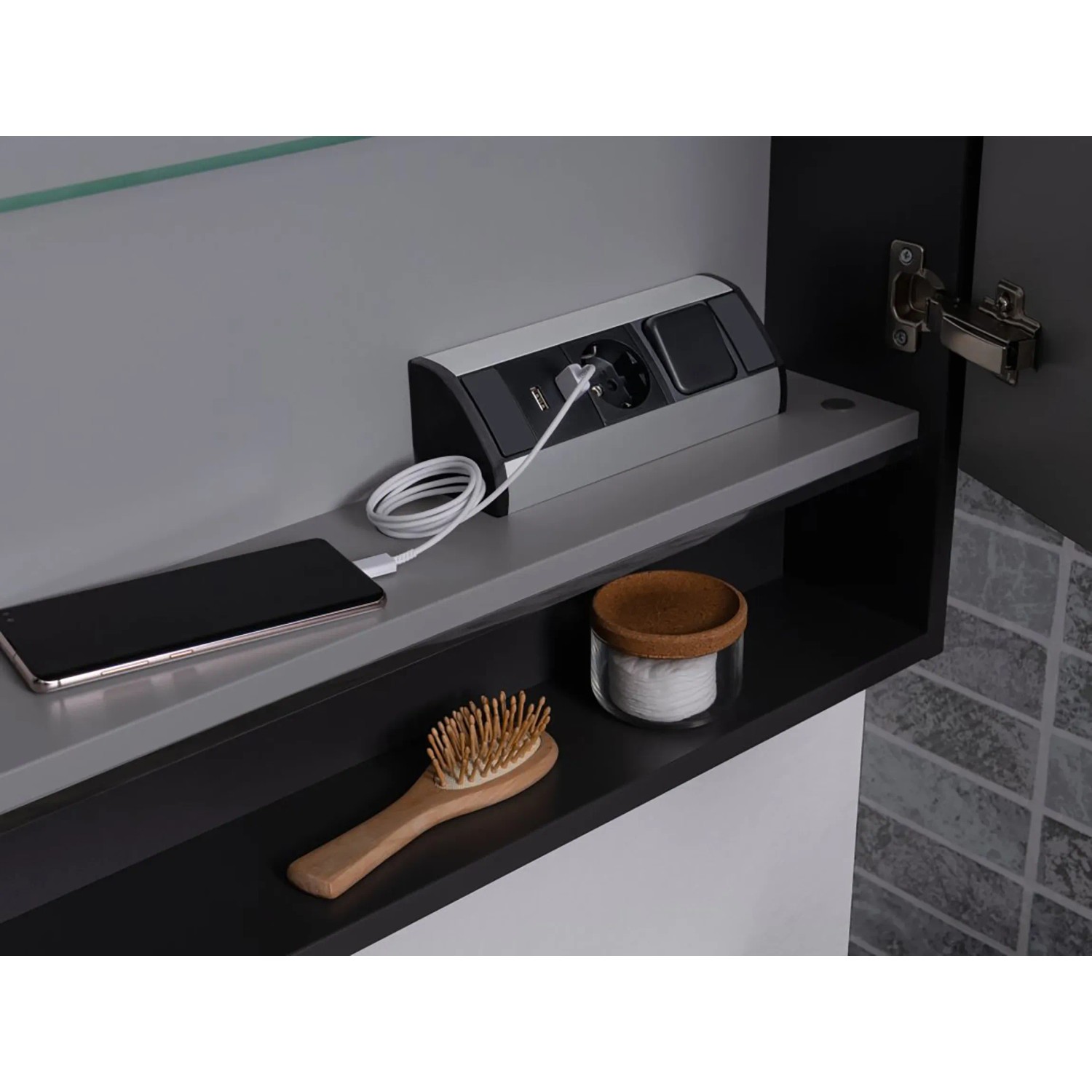 Detailaufnahme: Fackelmann Spiegelschrank Luna Anthrazit mit Steckdose, Handy und Badutensilien.