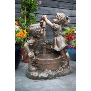 Gartenbrunnen-Set Memphis mit Kinderfiguren und Pumpe, rustikale Dekoration für Garten und Terrasse.