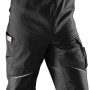Schwarze Kübler ActiviQ Latzhose Größe 102, Teil der Arbeitskleidung mit Seitentaschen und Reflexelementen.