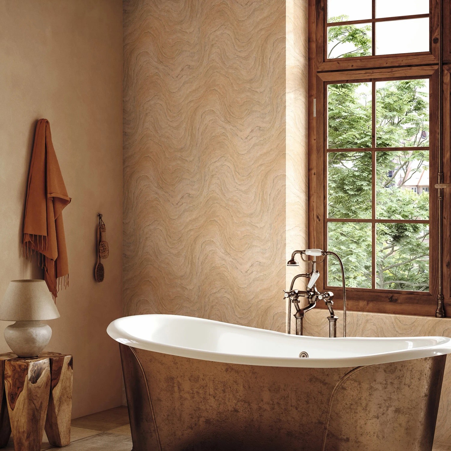 Beige Vliestapete in Marmor-Stein-Optik von Marburg im Badezimmer mit Badewanne und Fenster.