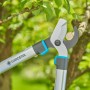 Gardena EasyCut S Astschere in Aktion: Baum schneiden mit Bypass-Schneidprinzip.
