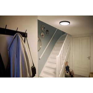 Schwarzer, runder Philips LED-Einbauspot Magneos Slim Surface im Flur mit Treppe.