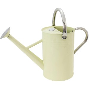 Cremefarbene Kent & Stowe Gießkanne (4,5 l) aus verzinktem Stahl mit Brausekopf und klappbarem Griff.