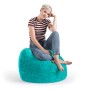 Türkiser Sitting Point Sitzsack Fluffy (120 l) mit sitzender Person. Bequemer Kinder Sitzsack für entspannte Stunden.