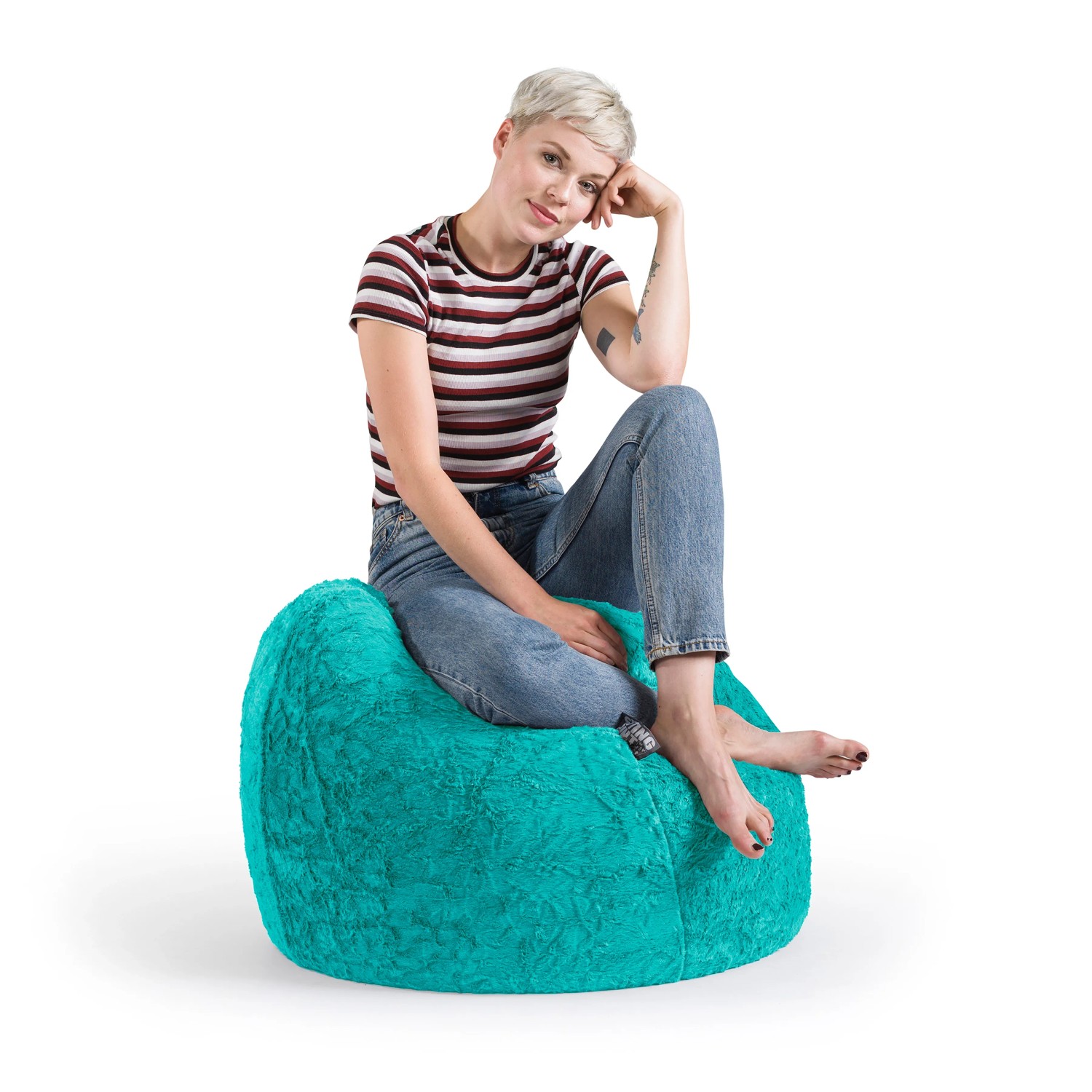 Türkiser Sitting Point Sitzsack Fluffy (120 l) mit sitzender Person. Bequemer Kinder Sitzsack für entspannte Stunden.