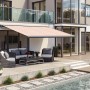 Anthrazit Kassettenmarkise mit braun-beigem Stoff und E-Motor auf Terrasse.
