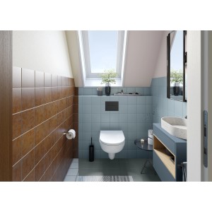 Modernes Badezimmer mit braunen und blauen Fliesen, weißer Toilette und Dachfenster.