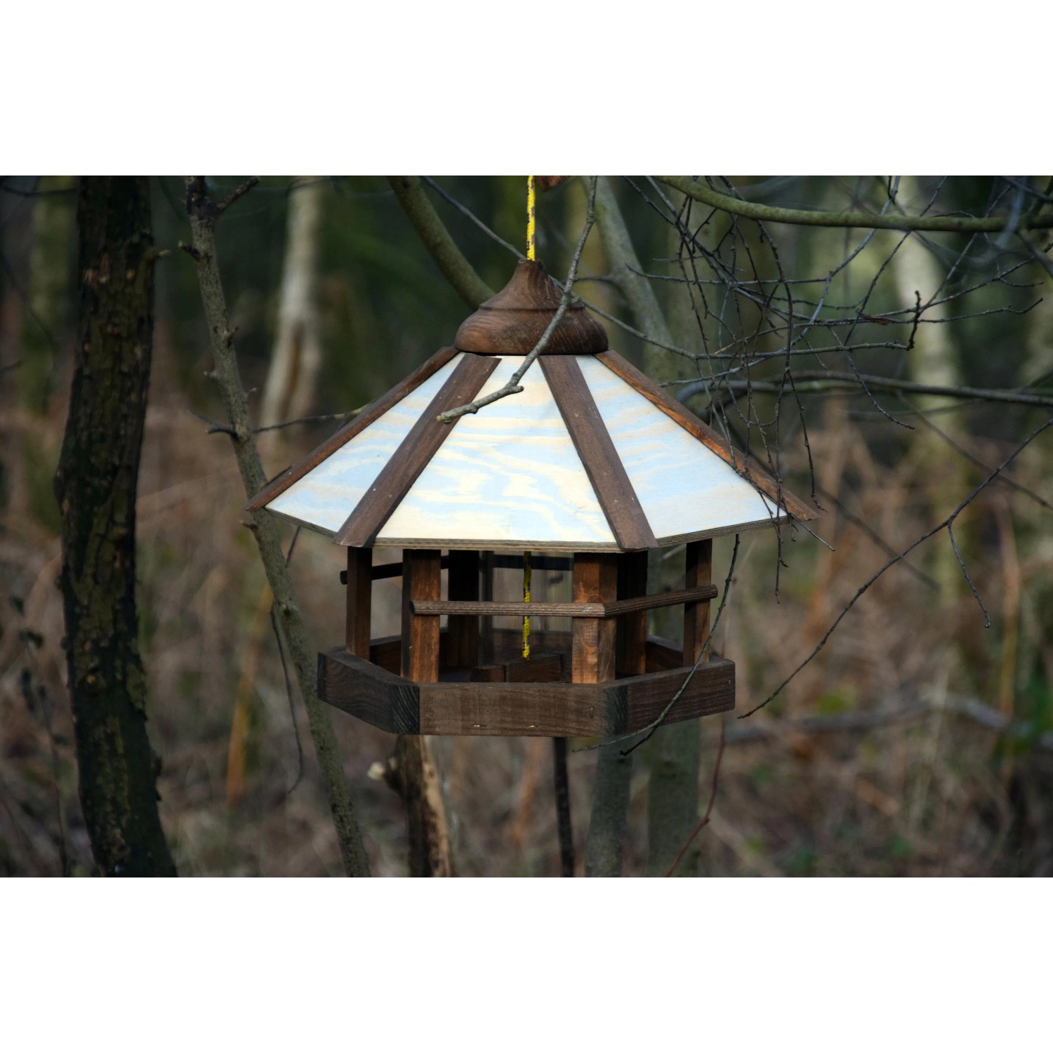 Dobar Design Vogelhaus Camouflage mit Futter-Silo, Holz, 35x35x29cm, hängend im Garten.