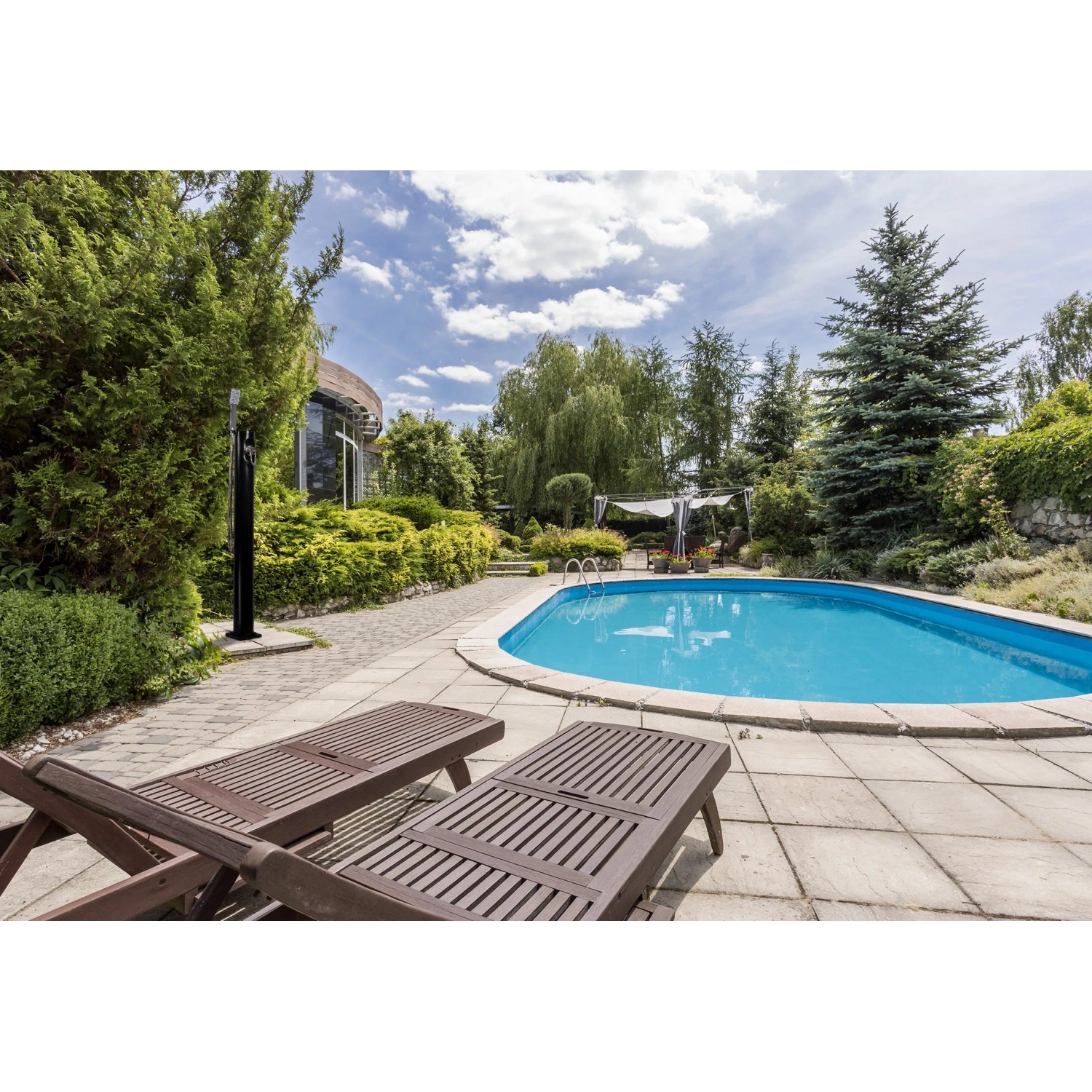 Summer Fun Solardusche Easy neben Pool und Liegen im Garten.