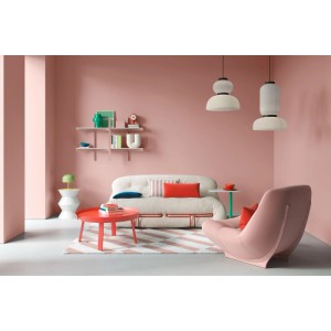 Wohnzimmer mit Wänden in Alpina Innenfarbe Pantone Misty Rose Rosa. Matte Wandfarbe für stilvolle Innenräume.