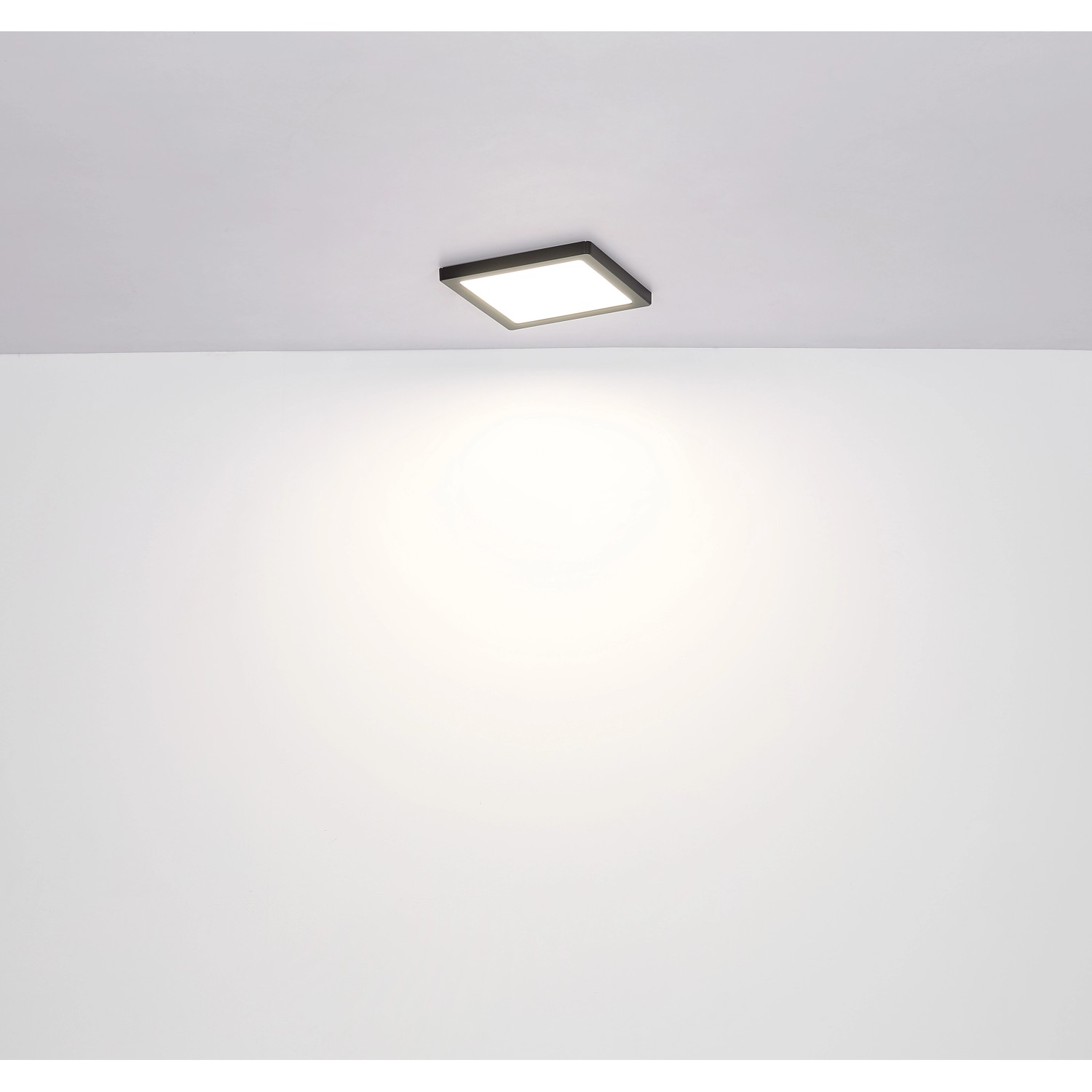 Quadratische, schwarze LED-Deckenleuchte Lasse mit variablem Weißton.