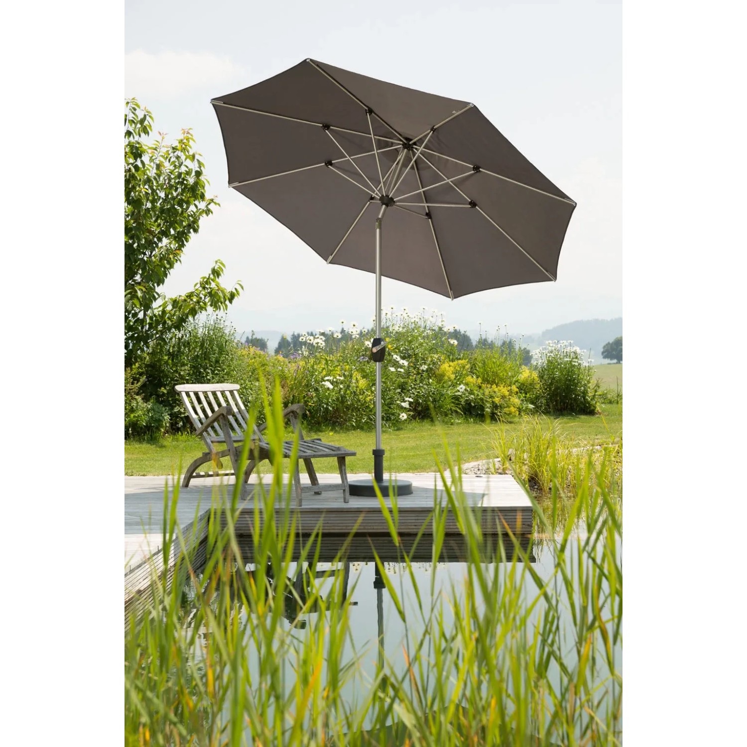 Schneider Marktschirm Venedig, Ø 270 cm, anthrazit, mit Kurbel, im Garten am Teich.