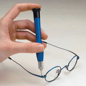 LUX Wechselklingen Satz: Schraubendreher mit blauen Griff repariert eine Brille.