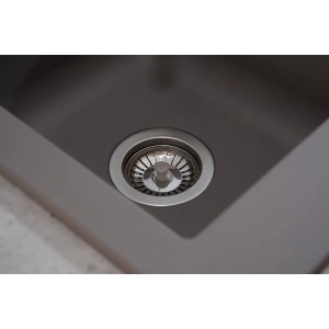 Detailaufnahme: Respekta Denver Betongrau Granitspüle, Abfluss mit Siebkorb.