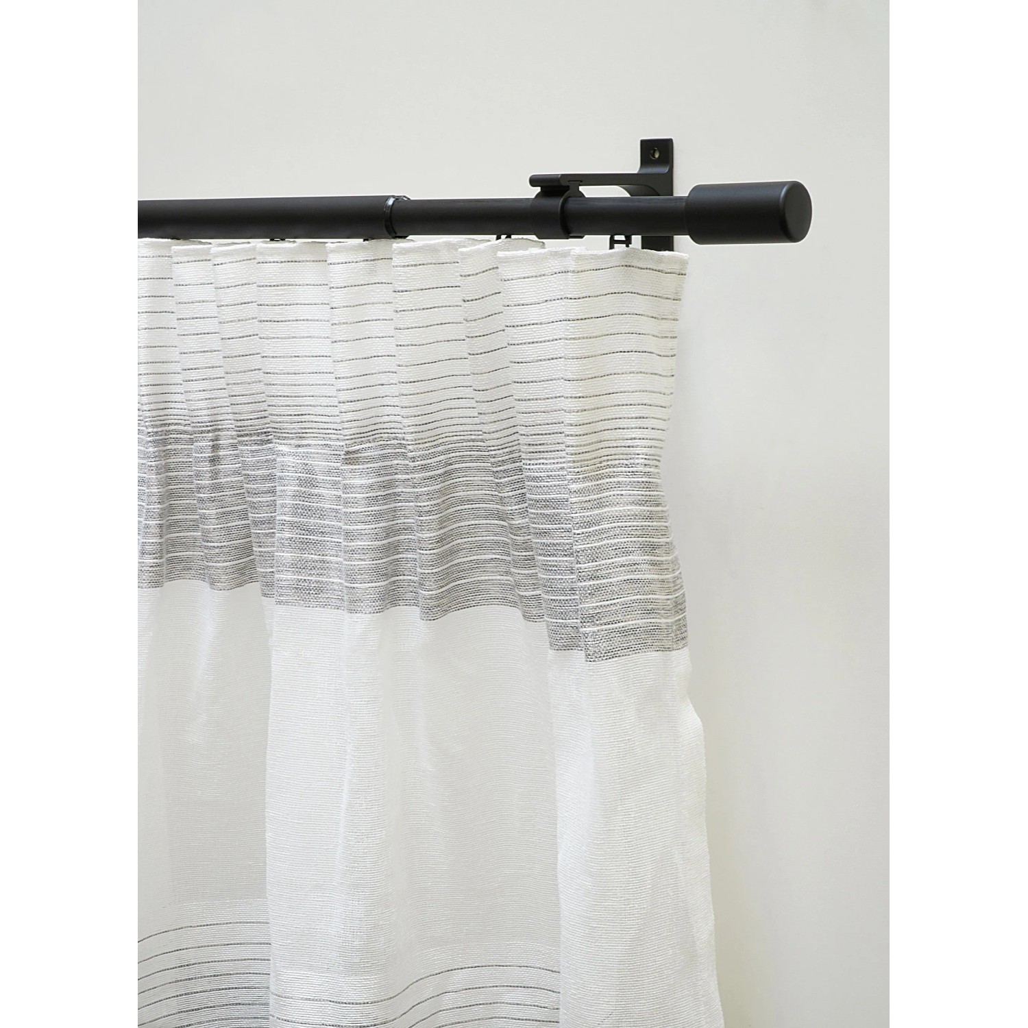Gardinia Gardinenstangen-Set Thasos, ausziehbar, 190-360 cm, schwarz, mit weißer Gardine.