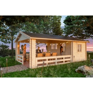 Skan Holz Gartenhaus Alicante 2, naturbelassen mit überdachter Terrasse und Personen.