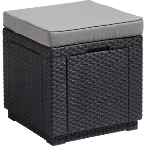 Schwarzer Hocker Cube mit grauem Kissen aus Polyrattan, ideal als Gartenstuhl oder Beistelltisch.