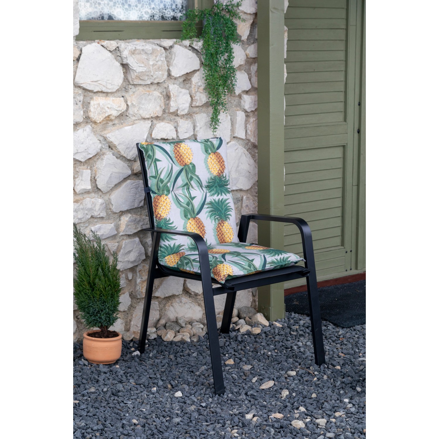 6er-Set Beo Sitzauflagen Treffelstein für Niedriglehner mit Ananas-Motiv auf Gartenstuhl.