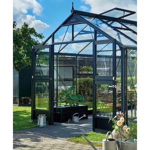 Juliana Gewächshaus mit geöffneter Tür und Schattierungs-Rollo Zubehör im Garten.