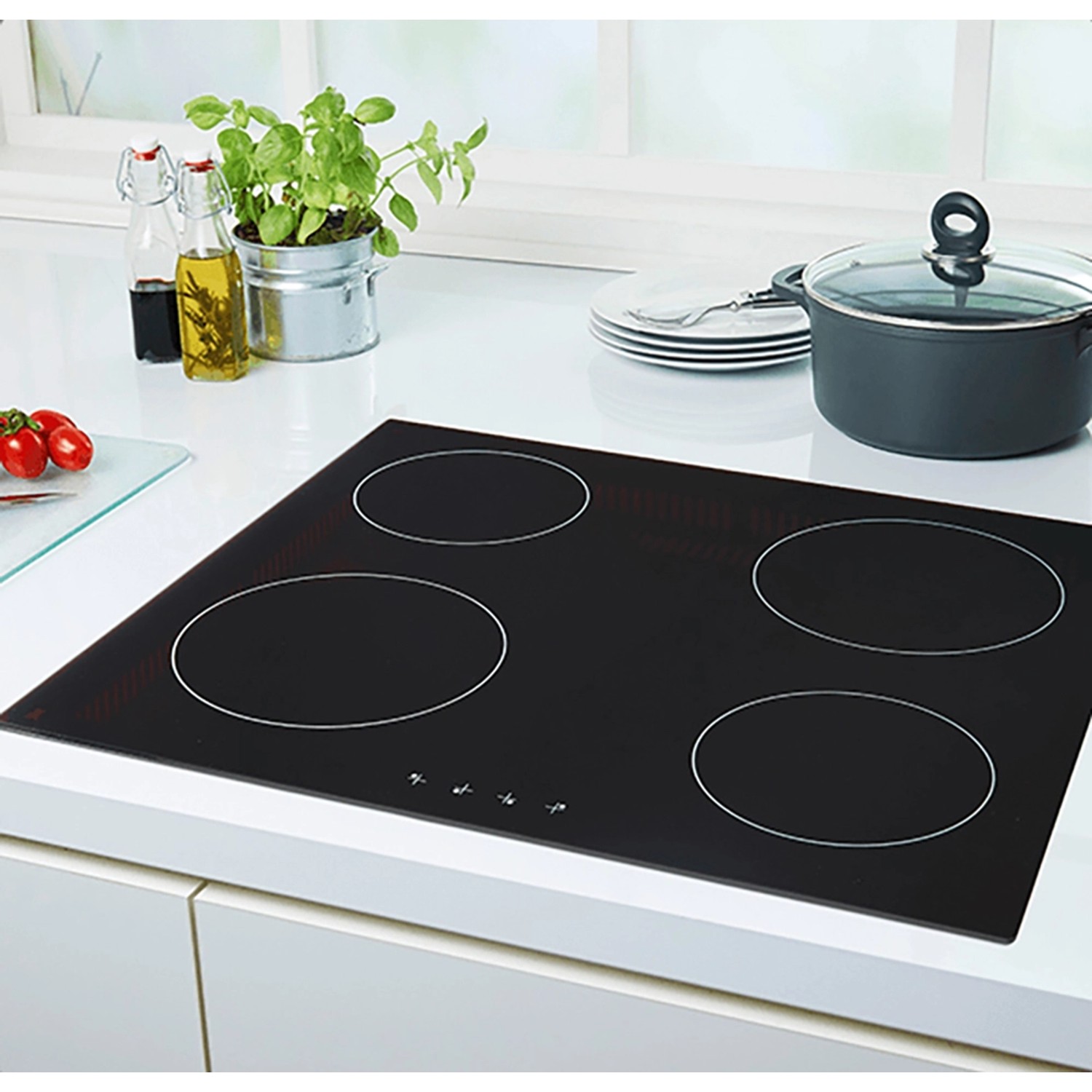 Schwarzes Cerankochfeld der Held Küchen Winkelküche Kempten mit vier Kochfeldern.