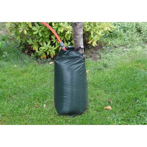 Floraworld Bewässerungssack, grüner Sack am Baum mit Schlauch zum Befüllen, Micro-Drip-System.