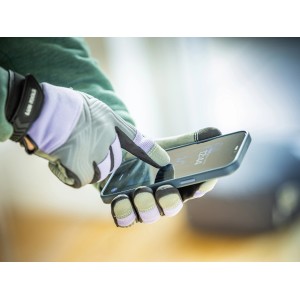 LUX Werkzeughandschuhe Ladies Protect Gr. 8 beim Bedienen eines Touchscreens.