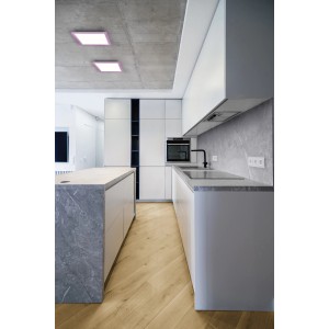 Ledvance Smart+ WiFi Panelleuchte Planon Plus in moderner Küche mit farbigem Licht.