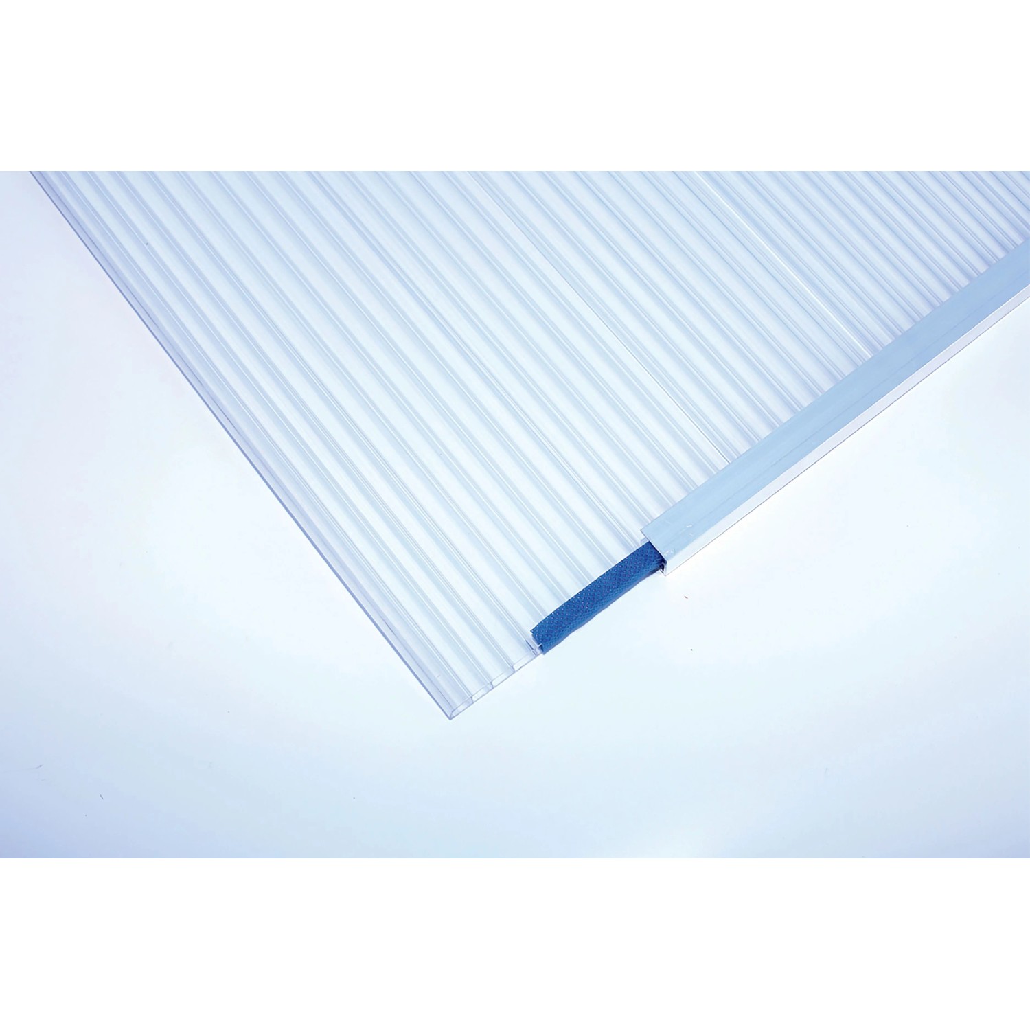 Detailaufnahme einer klaren Polycarbonat Doppelstegplatte für Terrassenüberdachungen.