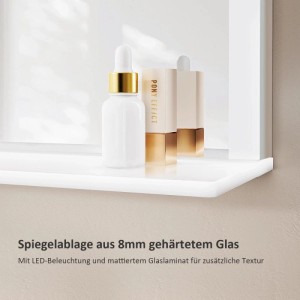Weiße, beleuchtete Badspiegel-Ablage aus gehärtetem Glas mit mattiertem Glaslaminat. Mit Kosmetikartikeln.