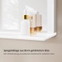 Weiße, beleuchtete Badspiegel-Ablage aus gehärtetem Glas mit mattiertem Glaslaminat. Mit Kosmetikartikeln.