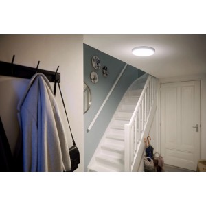 Weiße Philips LED-Deckenleuchte Magneos Slim im Flur mit Treppe und Garderobe.