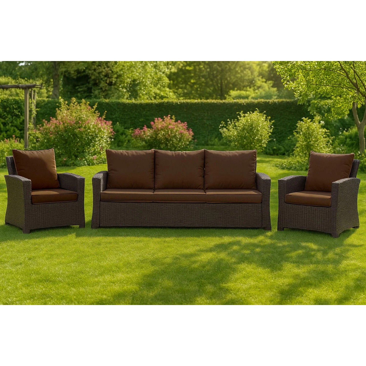 Braunes 3-teiliges Gartenmöbel-Set mit Polyrattan-Sofa und Sesseln inklusive braunen Sitzkissen.