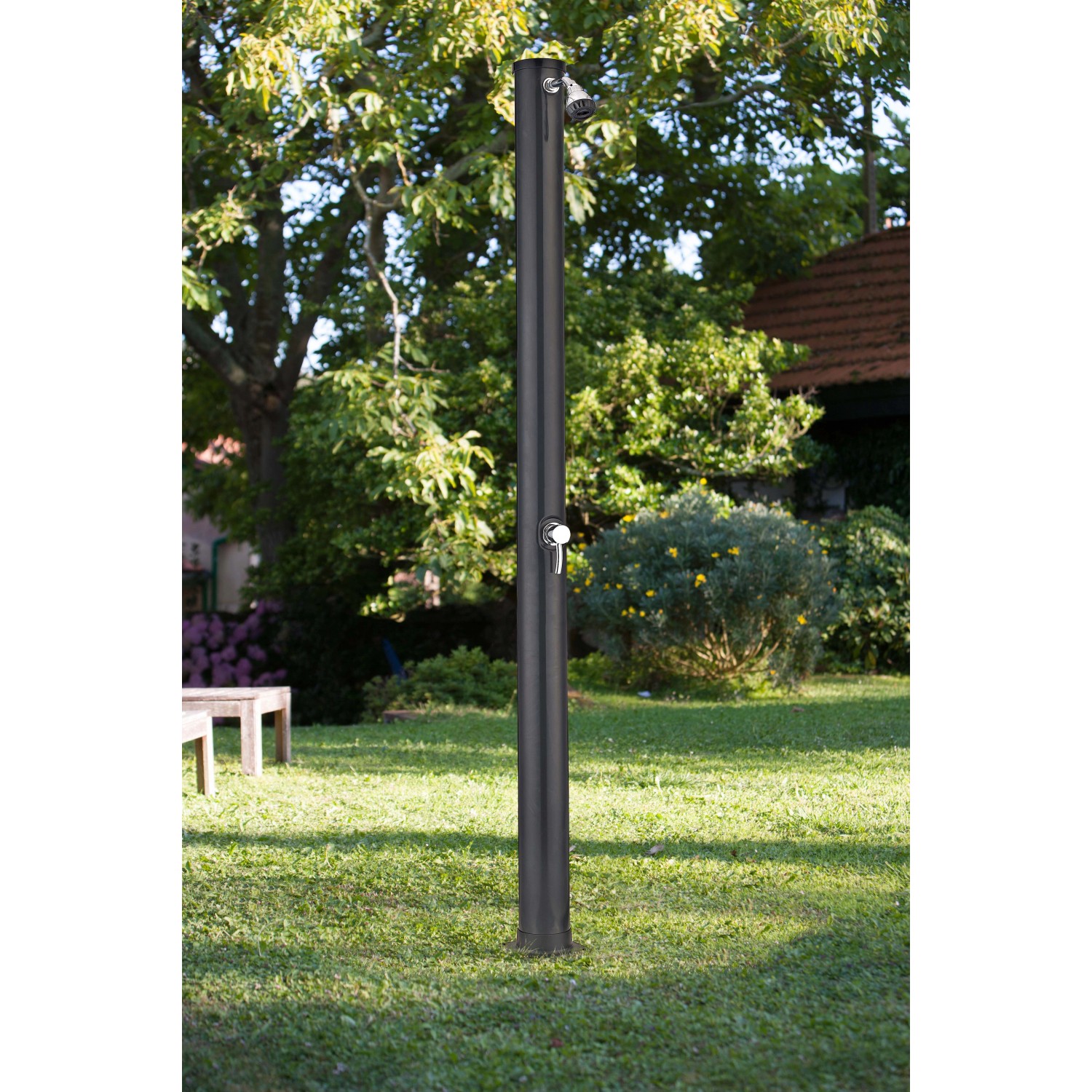 Schwarze Gre PVC-Solardusche mit 20 l Tank im Garten. Außendusche mit Einhebelmischer und Brausekopf.