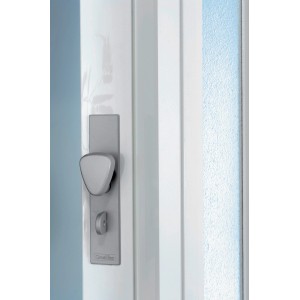 Detailaufnahme: Weiße Falttür Larya mit glänzendem Glas und silberfarbenem Griff.