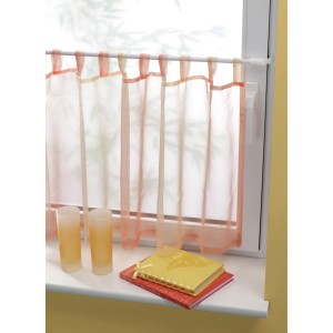 Gardinia Klemmvitrage in Silber (45-75 cm) am Fenster mit Vorhang.