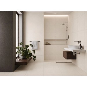 Helle Feinsteinzeug Bodenfliese Silver Peak (59,8x59,8 cm) in Beton-Optik, matt, im modernen Bad an Wand und Boden.
