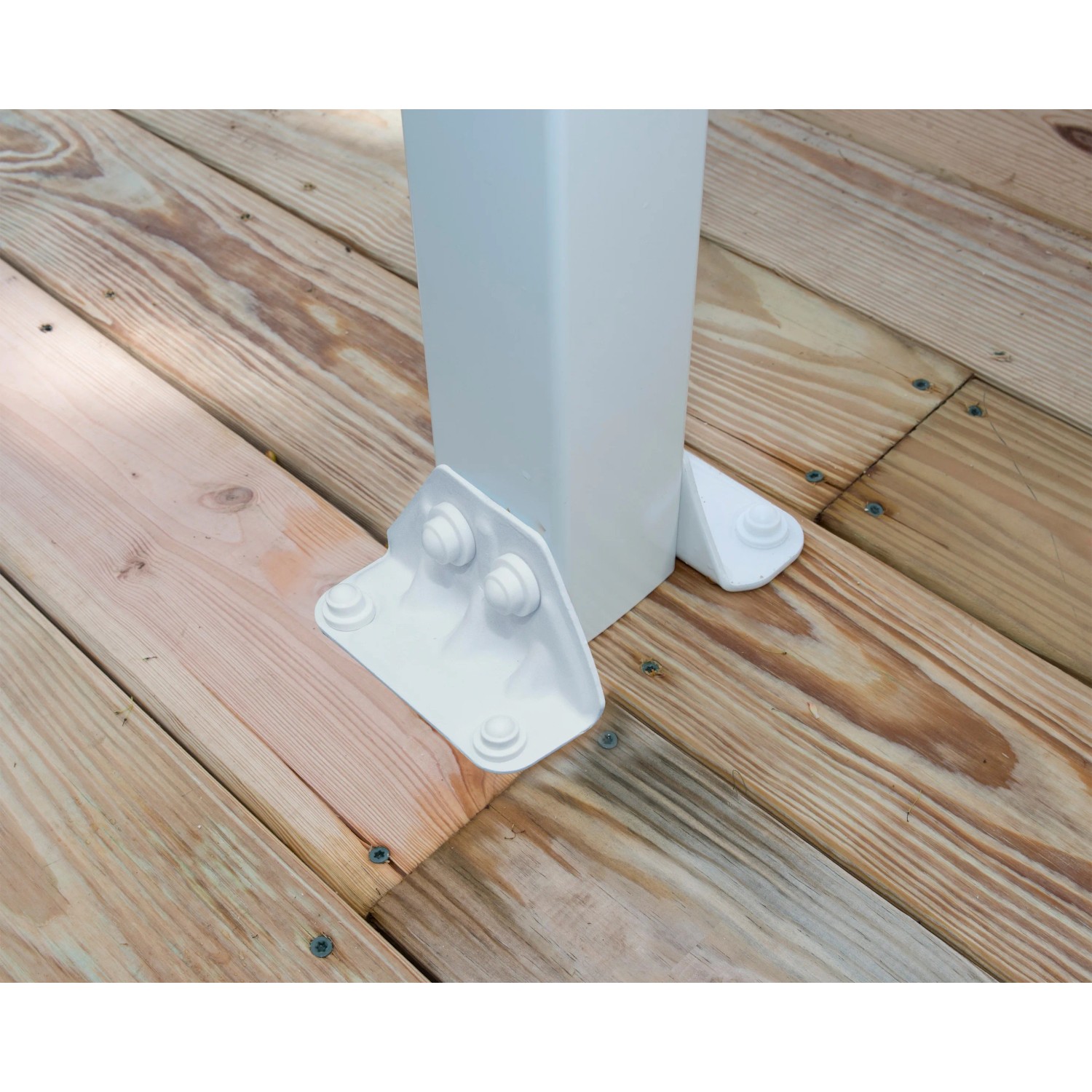 Detailaufnahme der weißen Palram Olympia Terrassenüberdachung Befestigung auf Holzterrasse.