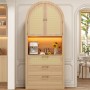 Eleganter Vitrinenschrank aus Naturholz mit Rattantüren, LED-Beleuchtung und Stauraum für Wohnzimmer. Modernes Design.