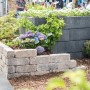 Gestapelte Diephaus Mileo Maxi Mauersteine Quarzit als Gartenmauer mit Bepflanzung.