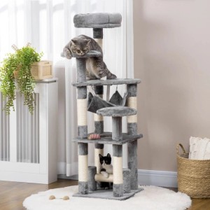 Grauer PawHut Kratzbaum mit mehreren Ebenen, Hängematte und Sisalstämmen. Zwei Katzen spielen am Kletterbaum.