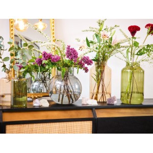 Grüne Glasvase (30,5 cm) mit Blumen auf einem Sideboard.
