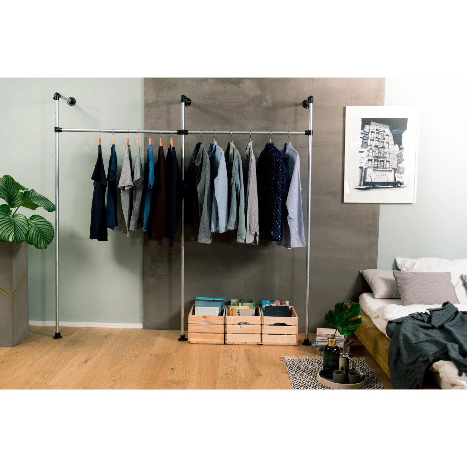 Silbernes Stahlrohr 200 cm als Kleiderständer im Schlafzimmer. Möbelbau mit Regalböden.
