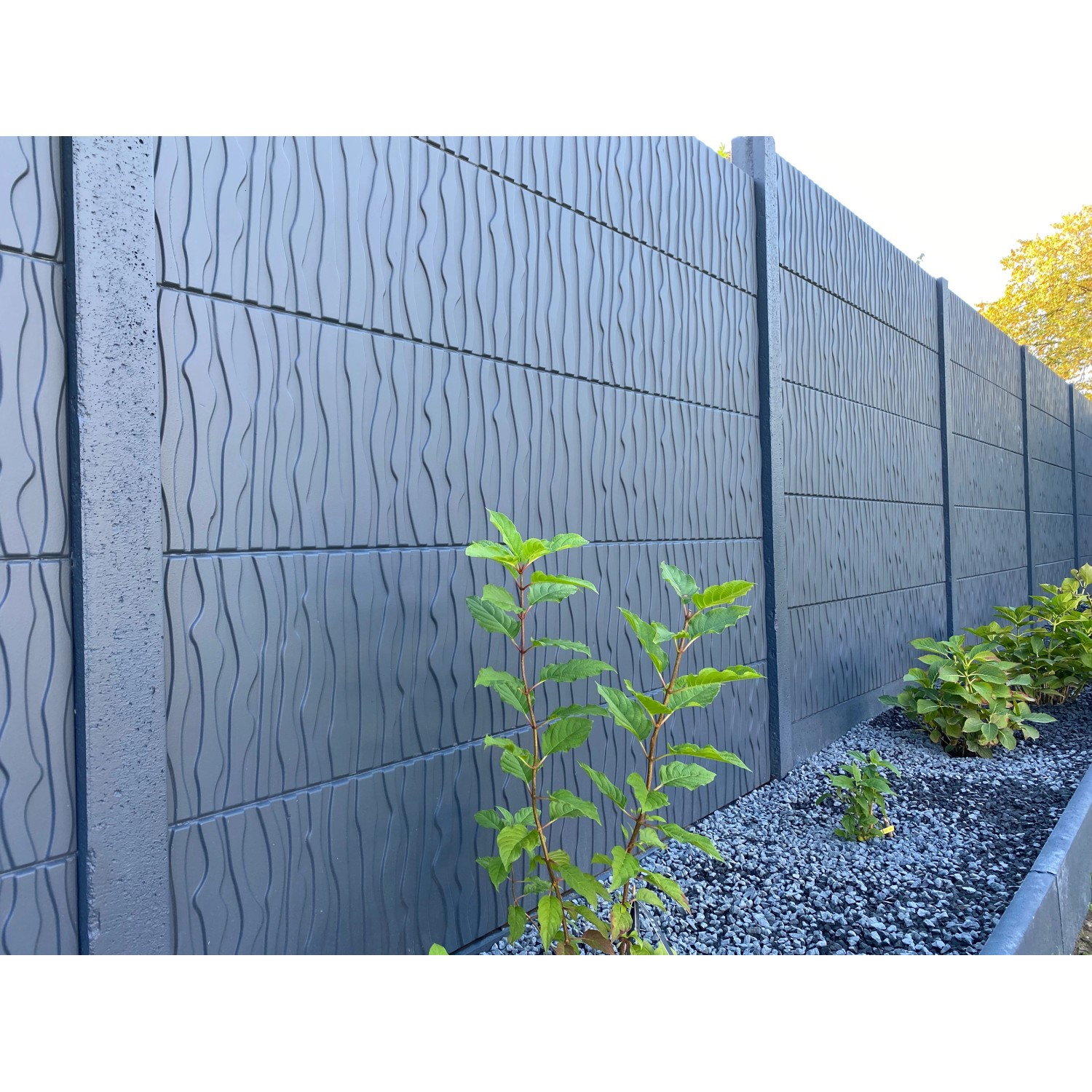 Graue Beckers Betonzaun-Platte River als Sichtschutz im Garten.