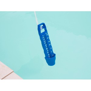 Blaues Steinbach Poolthermometer schwimmend im Wasser, zur Messung der Pooltemperatur.