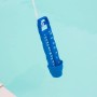 Blaues Steinbach Poolthermometer schwimmend im Wasser, zur Messung der Pooltemperatur.