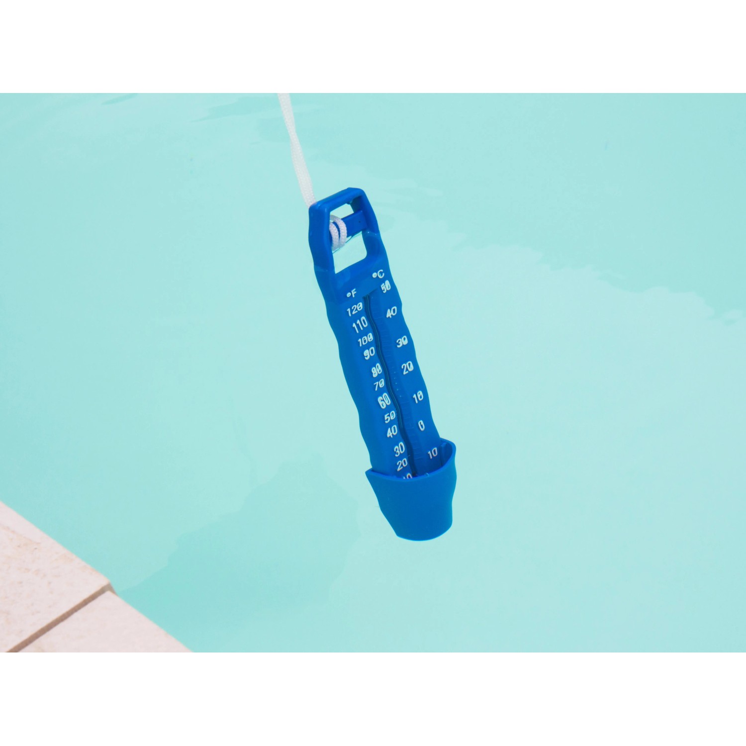 Blaues Steinbach Poolthermometer schwimmend im Wasser, zur Messung der Pooltemperatur.