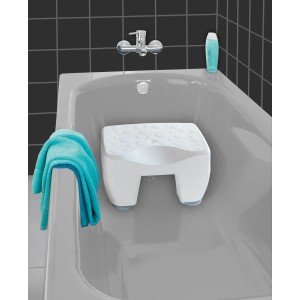 Weißer Wenko Badewannenhocker Secura in Badewanne mit Handtuch. Sicherheit und Komfort im Bad.