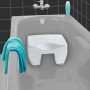 Weißer Wenko Badewannenhocker Secura in Badewanne mit Handtuch. Sicherheit und Komfort im Bad.
