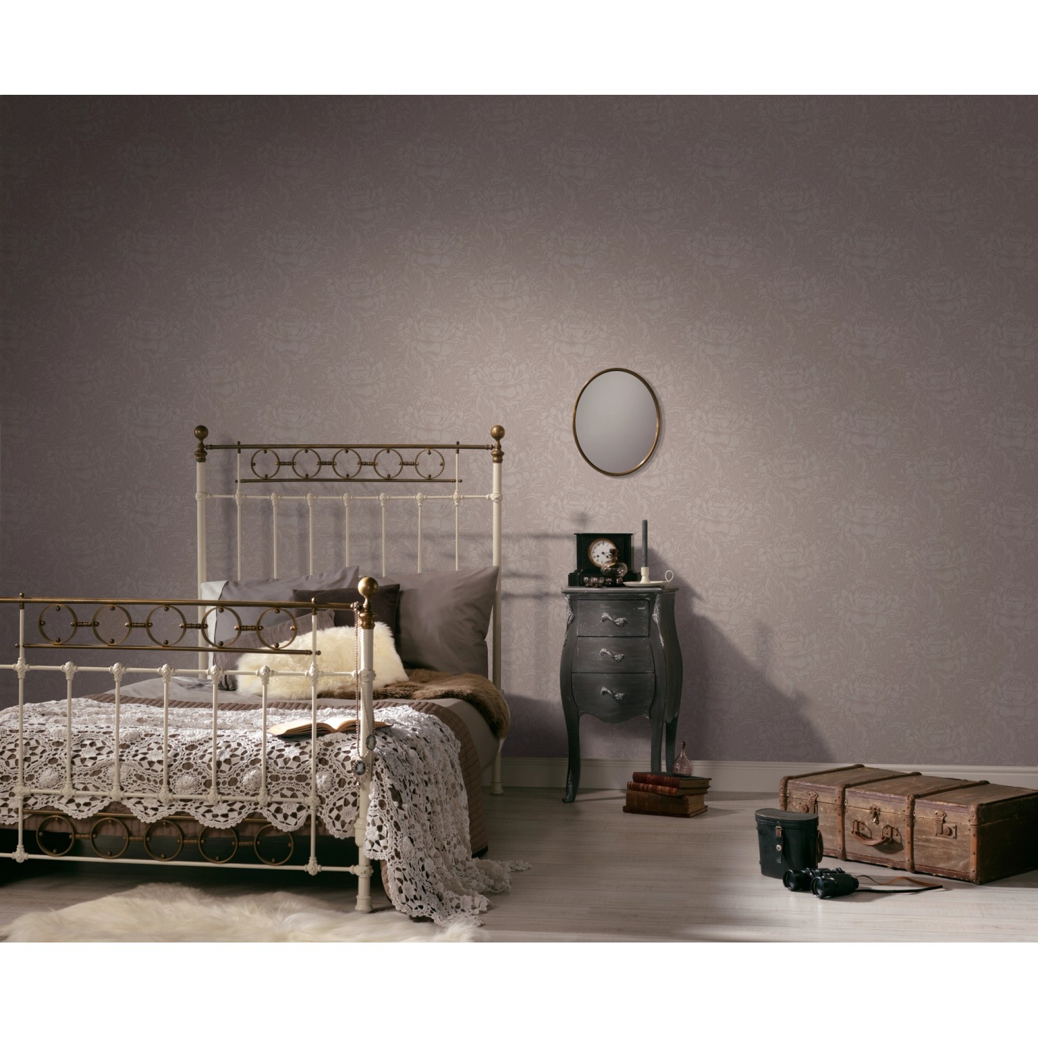 Schlafzimmer mit rosa Vliestapete Blumenmuster, Jugendstil-Look.